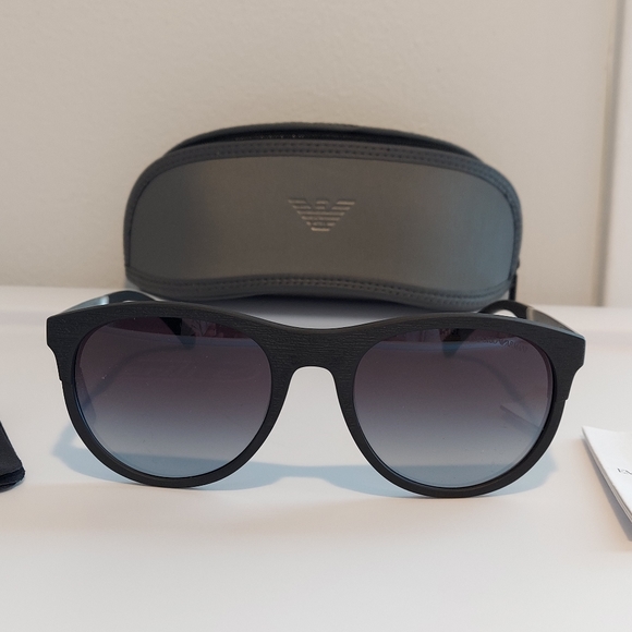 EMPORIO ARMANI
Oval Frame Sunglasses EA 4… - Picture 6 of 9